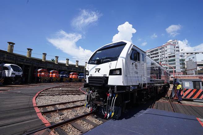 新型的R200柴电机车由西班牙打造，总共购买34辆，经费逾新台币55亿元，未来将投入货运、军运和铁道救援等功能。(吴建辉摄)