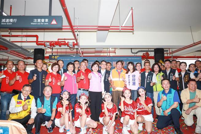 「台中市潭兴立体停车场」10日落成启用，包括立委杨琼璎（2排左7）及多位市议员出席庆祝。（台中市政府提供／潘虹恩台中传真）