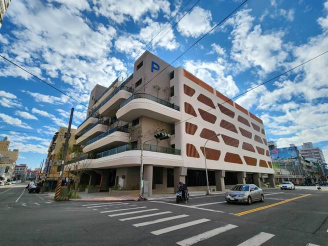 台中市潭兴立体停车场曾荣获2022国家卓越建设奖最佳规画设计类金质奖殊荣，未来将提供汽车300席及机车111格车位。（台中市政府提供／潘虹恩台中传真）