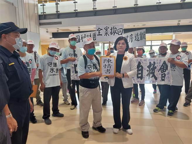 「雲林縣口湖鄉反變電站自救會」要求終止變電站，縣長張麗善（前右）允諾邀能源局會勘。（雲林縣政府提供／張朝欣雲林傳真）
