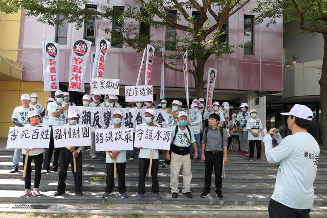 「雲林縣口湖鄉反變電站自救會」到雲林縣政府舉看板，要求終止變電站。（張朝欣攝）