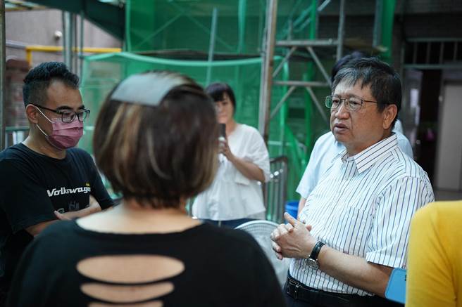 县长杨文科到帝王至尊社区关心，了解社区復原进度，感谢住户们的体谅。（新竹县政府提供／罗浚滨新竹传真）