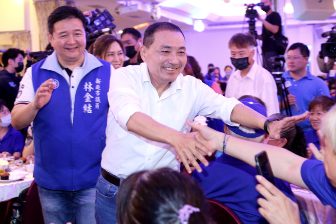 国民党总统参选人、新北市长侯友宜（中）9日出席土城区宜兰县同乡会餐叙。（黄世麒摄）