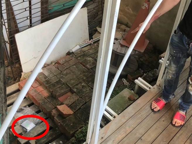 孫嫌一夜兩度遇警，被追到棄車逃進巷內，還把毒品丟棄，遭警發現逮捕。（讀者提供／程炳璋台南傳真）