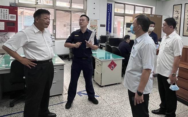 中市育才派出所建筑老旧，未来将搬迁，台中市警察局长李文章（左1）到场现勘。（警方提供／陈淑芬台中传真）