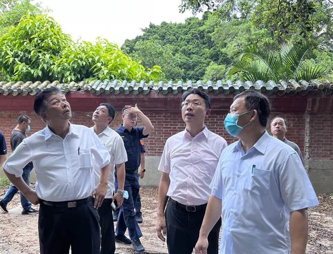 中市育才派出所建筑老旧，未来将搬迁，台中市警察局长李文章（左1）到场现勘。（警方提供／陈淑芬台中传真）