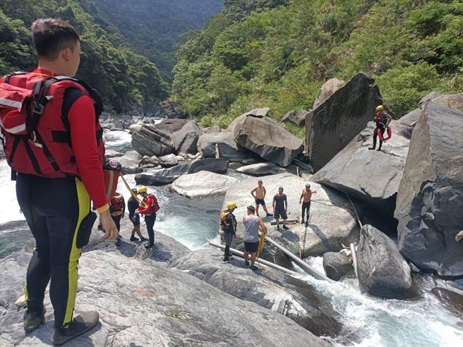 新北市消防局已派出67名警義消及重裝人員前往協助，嘗試將遺體移出。。（新店警分局提供）