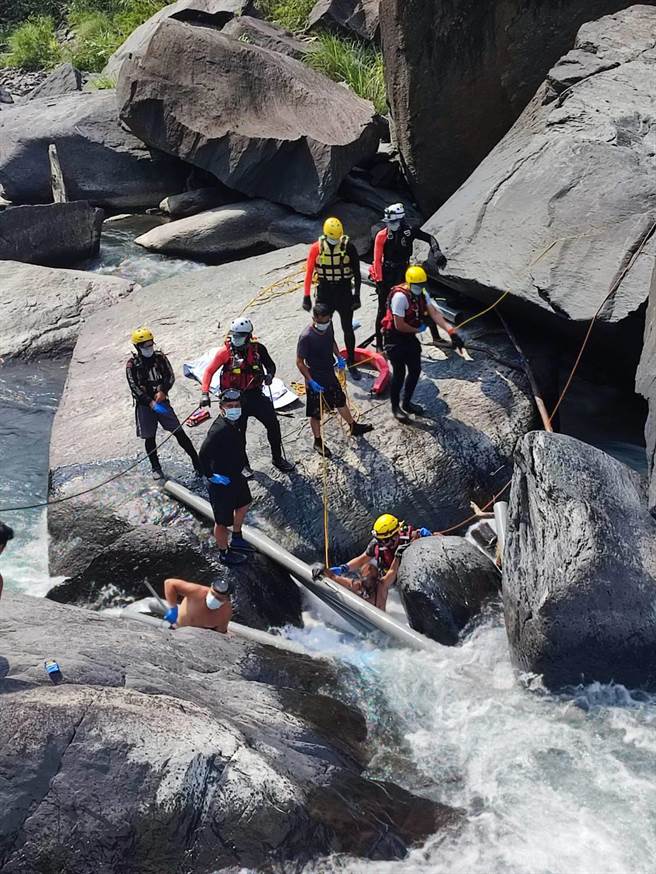 拉楠部落5名年輕人至林男落水點附近水域潛水，發現失蹤者遺體卡在約4米水深的石縫處。（新北消防局提供）