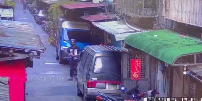 警方获报调阅监视器锁定1名42岁蔡姓男子涉嫌。（翻摄画面）