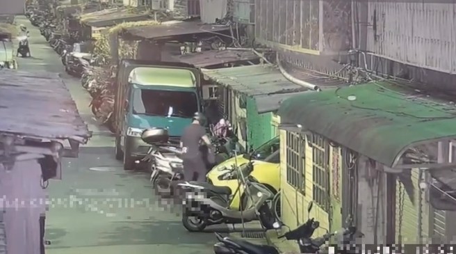 警方获报调阅监视器锁定1名42岁蔡姓男子涉嫌。（翻摄画面）