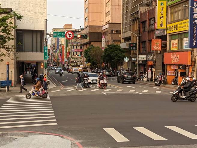 有近8成的基隆市民，對於基隆市長謝國樑推動的行人友善政策感到滿意。（張志康攝）