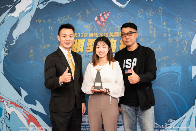 银犊奖作品《房子这么多，诚实让你看清楚的有哪间？》，由国立云林科技大学视觉传达设计系卓筱伦(中)独立创作，右为指导老师赵飞帆。(图/永庆房屋提供)