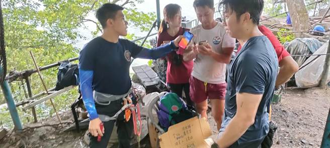 花莲一名热爱登山的60岁傅姓男子8日清晨独自一人前往大同大礼步道健行却失联2天，今在沿线俗称恐龙背路段约80米的山谷发现人影，无生命迹象，救难人员正尝试将人拉上步道。（花莲县消防局提供／罗亦晽花莲传真）