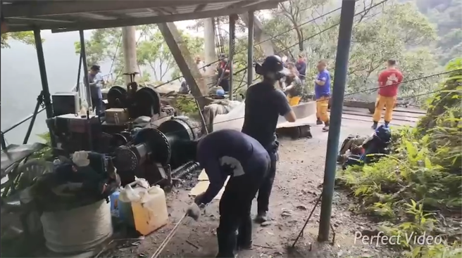 花莲一名热爱登山的60岁傅姓男子8日清晨独自一人前往大同大礼步道健行却失联2天，今在沿线俗称恐龙背路段约80米的山谷发现人影，无生命迹象，救难人员正尝试将人拉上步道。（花莲县消防局提供／罗亦晽花莲传真）