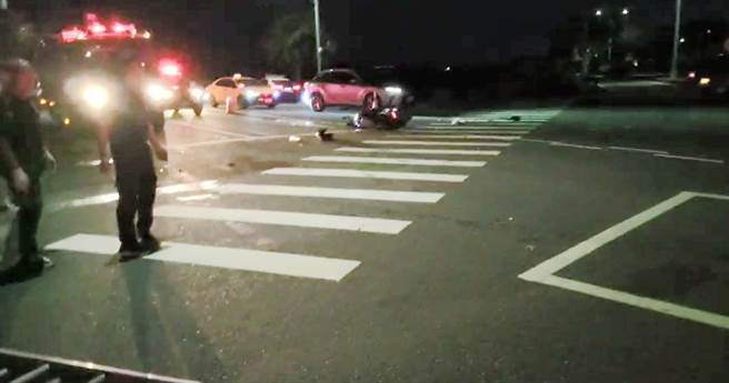 22岁郭姓男大学昨晚骑机车行经嘉义县太保市高铁大道时，与同向一辆汽车擦撞后摔落田里伤重不治。（读者提供∕吕妍庭嘉义传真）