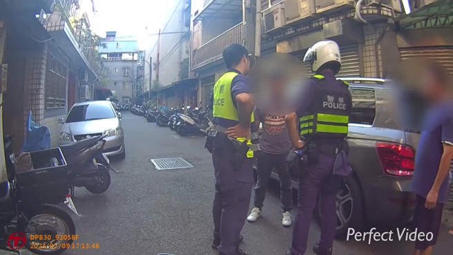 經員警到場了解、溝通後，雙方各退一步將車輛移置至適當位置，雙方均表示暫不提出告訴，後續無需警方協助。（翻攝畫面）