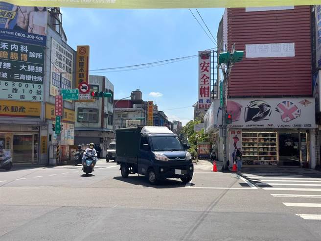 桃园市八德区义勇街要左转介寿路的车辆不断压到机车待转格，遭民眾批评不安全。（陈梦茹摄）