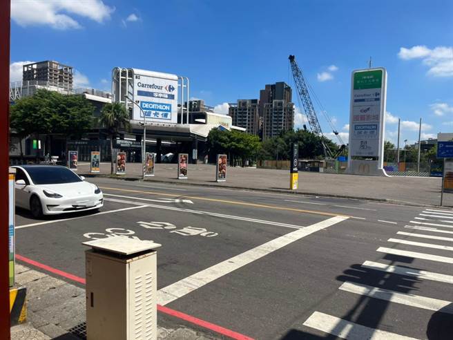 桃园市八德区大智路上目前有左转专用道，交通局说，未来将增设机车的左转专用格，让民眾自行选择要直接左转或是待转。（陈梦茹摄）