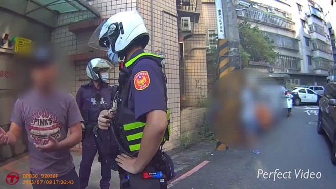 經員警到場了解、溝通後，雙方各退一步將車輛移置至適當位置，雙方均表示暫不提出告訴，後續無需警方協助。（翻攝畫面）