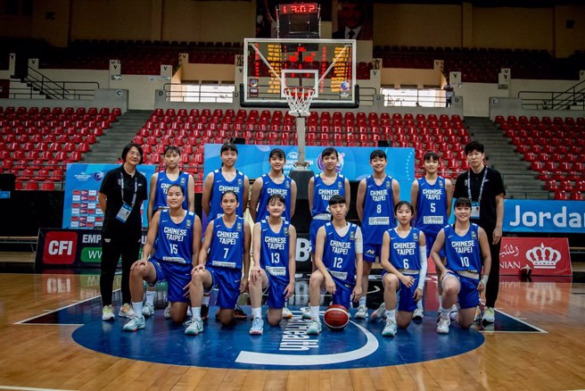 中华U16女篮队赛前合照。(取自FIBA官网)