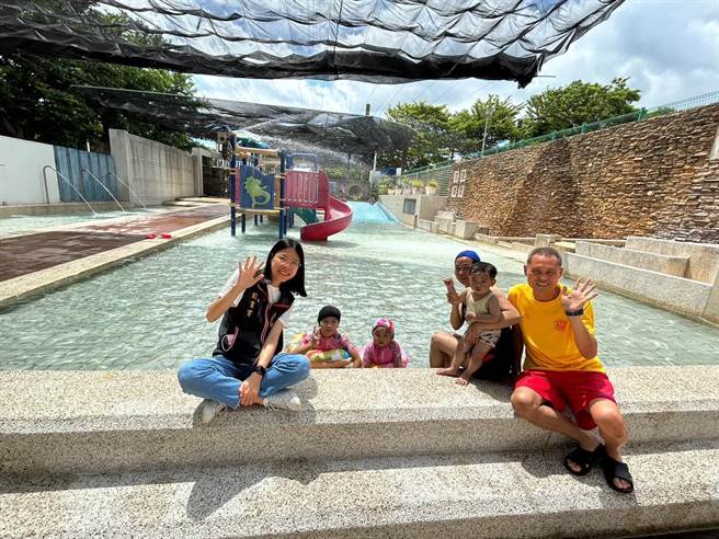 苑里镇长刘育育邀请大家到镇立游泳池戏水。（苑里镇公所提供／李京升苗栗传真）