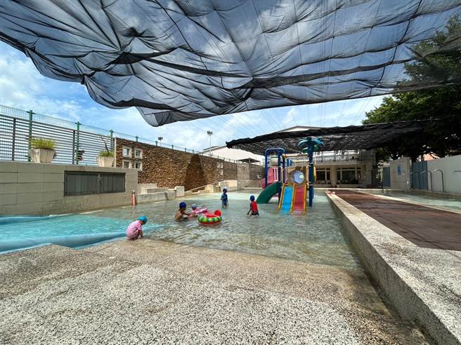 设籍苑里镇的镇民可免费到镇立游泳池戏水。（苑里镇公所提供／李京升苗栗传真）