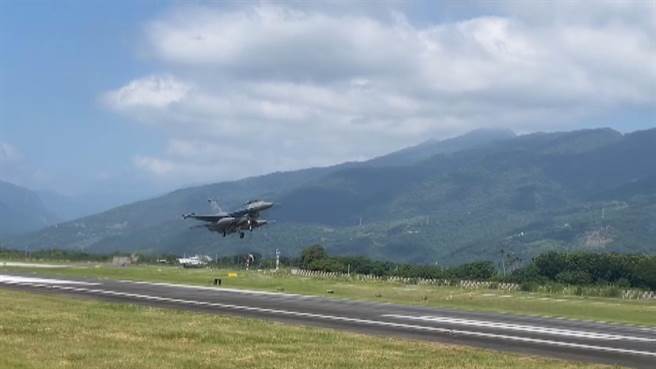 因应7月底将登场的汉光演习，今上午2架由嘉义基地起飞的F-16V战机，低空衝场飞越台东丰年机场。（民眾提供／萧嘉蕙台东传真）