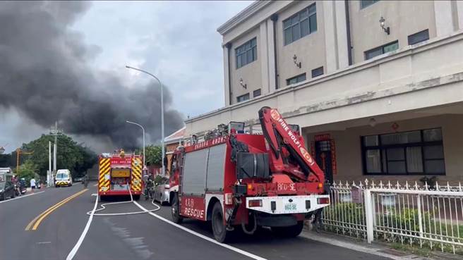 云林县虎尾稽徵所对面铁皮屋火警，浓烟密布吓坏周边公家机关上班人员。（云林县消防局提供／张朝欣云林传真）