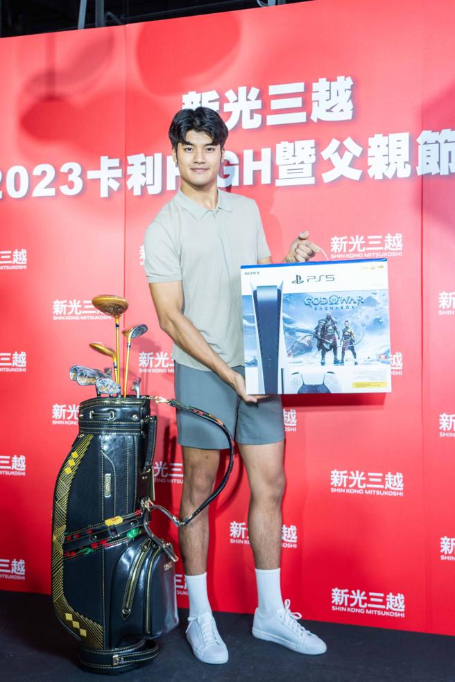 新光三越父亲节首度归纳「5大男人兴趣指南」，并逐年提高男性商品占比。（石智中摄）