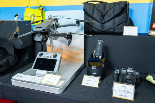 看好近年男性消费力崛起，新光三越以时尚、运动、旅游、顽童、耍废等方向，推出兴趣指南选礼。（石智中摄）