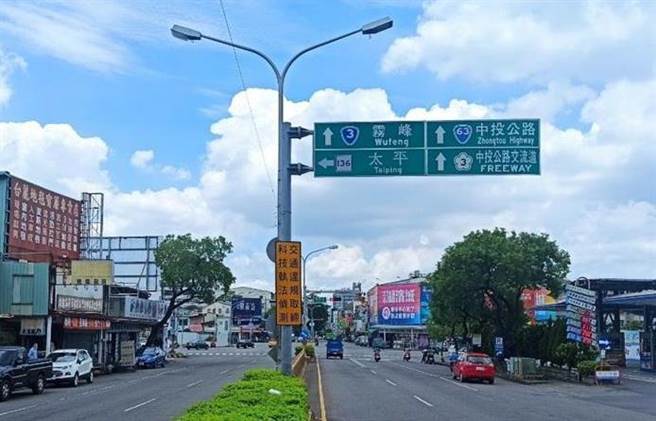 中市今年在21处易肇事、违规路口设置科技执法取缔交通违规，3、4月发生车祸数比去年同期少30件。（台中市交通大队提供／陈淑芬台中传真）