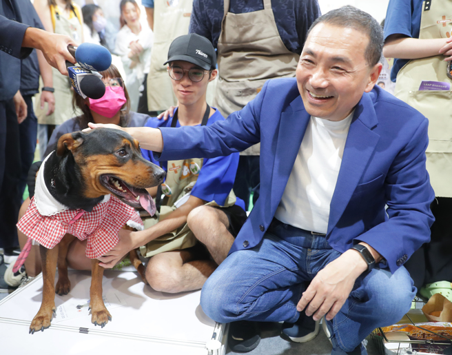 国民党总统参选人侯友宜10日参观宠物用品展，一踏入展场他就被许多热情饲主带着小狗与他合影，同为毛小孩家长的侯友宜表示，毛小孩不只是宠物，更如同家人，是重要的陪伴力量，当选总统后会努力营造全台宠物友善空间，让大家能带着宠物开心且安全地游玩。（季志翔摄）