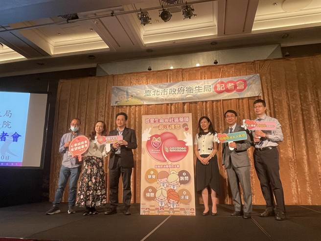 台北市衛生局7月起與台北市藥師公會合作，結合638間社區藥局及藥師主動關心前來領藥及購藥民眾，如藥師評估對方有憂鬱前兆，將轉介至社區心理衛生中心或自殺防治中心。（蔡佩珈攝）