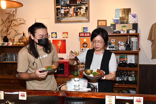 彰化县长王惠美也闻香而来，她说老板张闵皓曾在花莲当学徒，学成后返乡透过计画获彰化青年创业补助30万元，因此特别来鼓励他，希望有更多年轻人能勇于追梦。(彰化县政府提供／吴建辉彰化传真)