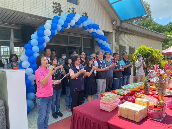 今上午由大林镇长许有疆、大林国中校长简淑玲、县议员江志明、吴思蓉、镇民代表会谢明瑞等人一同参与启用典礼。（大林镇公所提供∕吕妍庭嘉义传真）
