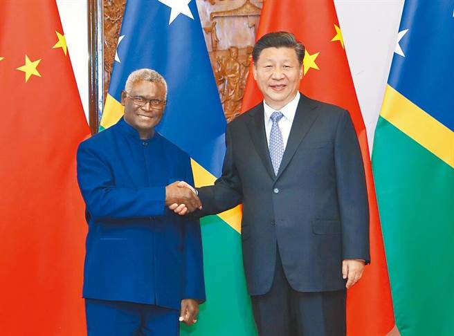 时隔4年，大陆国家主席10日会见索罗门群岛总理苏嘉瓦瑞，双边宣布建立全面战略伙伴关系。图为2019年两人会见画面。（新华社）