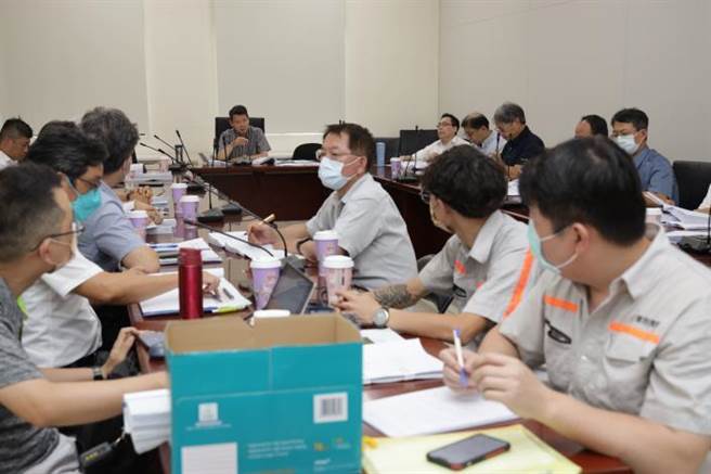 竹北天坑案，專案小組審查建商豐邑提出的第2階段搶險計畫，獲准並定1個月後現勘進度。（新竹縣政府提供／羅浚濱新竹傳真）