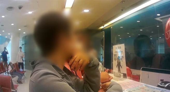 高雄妇女想靠代购精品表赚钱，险赔光养老金。（翻摄照片／崔正纲高雄传真）