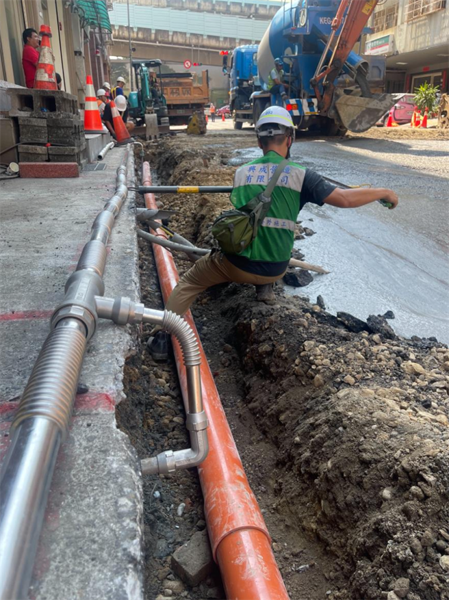 台北市自來水事業處趕工在受影響區域架設臨時管線，晚間8時恢復供水。（北水處提供／蔡佩珈台北傳真）