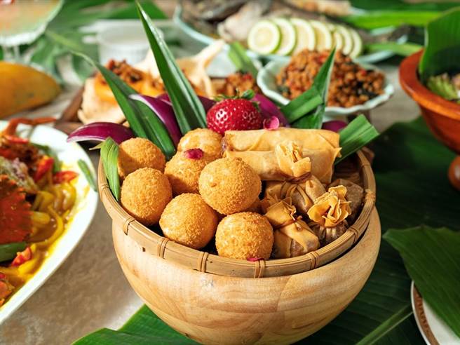 福容机捷A8店「田园咖啡厅」推出「南洋叻淘淘」东南亚美食主题季，迎战高温酷夏。（福容大饭店提供）