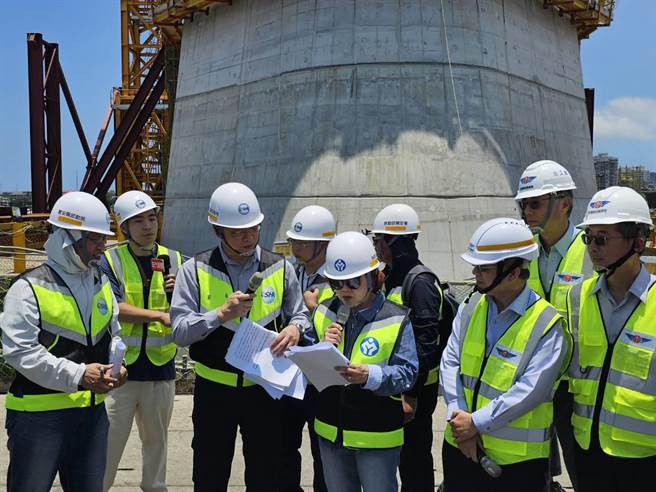 劳动部今(10)日对全国营造工地同步执行劳动检查计画，分别对北、中、南地区重大公共工程同步展开劳检。初步统计，本次全国同步劳检共27工地，计违反125项、罚锾新台币310万元，其中11个工地查有立即危害之处予以局部停工处分。图中为劳动部长许铭春。（李柏澔摄）