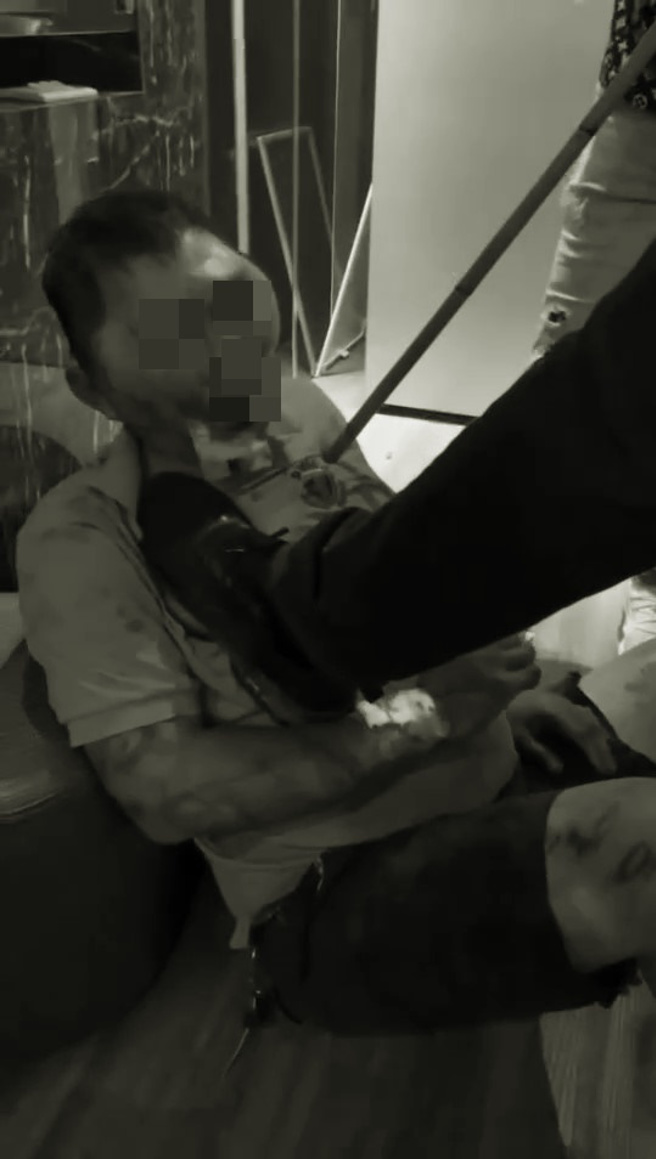 任男被4、5人殴打，头部遭殴变形倒地，画面惊悚。（翻摄画面）