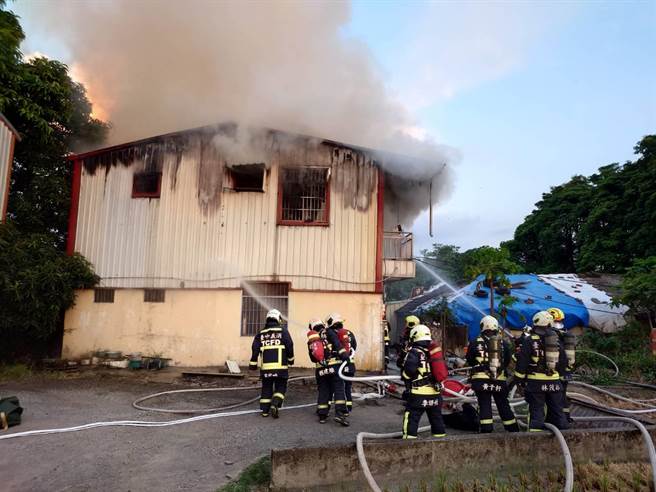 台中市潭子区甘水路二段巷内1处铁皮屋民宅10日傍晚6点18分传出火警，所幸无人伤亡。（民眾提供／潘虹恩台中传真）