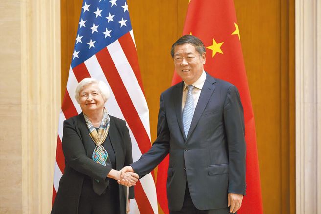 美國財長葉倫(左)近日訪陸，與中國大陸國務院副總理何立峰(右)會晤。（圖／美聯社）