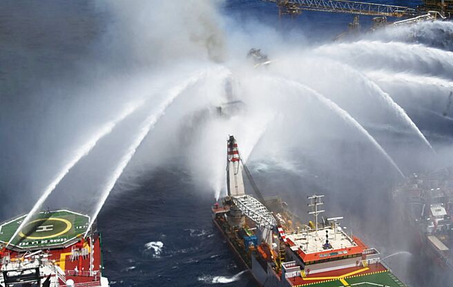 墨西哥灣南部外海平台發生致命爆炸意外，造成墨西哥國營石油公司損失大約70萬桶石油產能。圖／路透