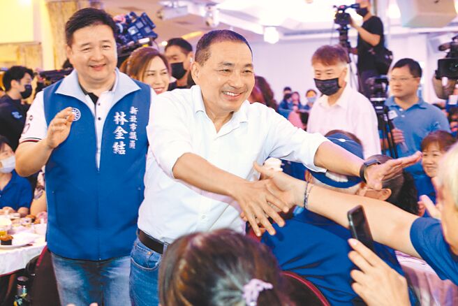 国民党总统参选人、新北市长侯友宜（中）9日出席土城区宜兰县同乡会餐叙，向各桌会员致意，争取支持。侯友宜致词时首度松口对前高雄市长韩国瑜道歉，称4年前国民党新北市议员林金结（左）选立委、韩国瑜拚总统时，自己帮忙不够，「对他们两个很歹势，让他们落选，这我都深深检讨自己」。（黄世麒摄）