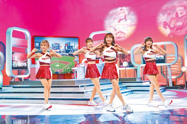 巫苡萱（左起）、Yuri、林襄、孟洁示範应援舞蹈，露出吸睛笑容。（TVBS提供）