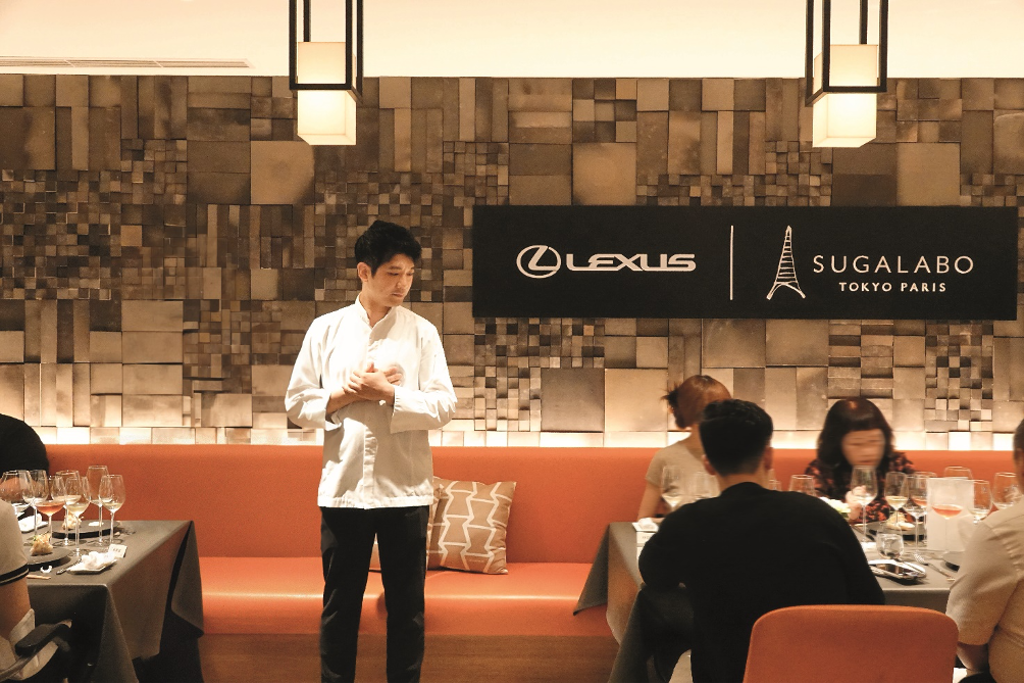 法式料理鐵人–須賀洋介，以主人之姿款待入座嘉賓，為Lexus車主獻上味蕾的極致饗宴。(圖/和泰汽車)