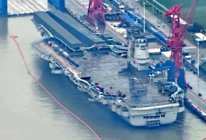 网友拍到福建舰已拆除3条电磁弹射器施工棚其中的一条，另2条应该也很快拆除，很可能即将进行海试。（图／微博）