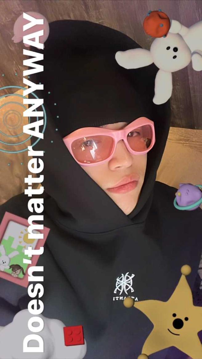 先前李哲言與其他原子少年共組「亞特蘭提斯」，有推出帽T。（圖／翻攝自李哲言IG）